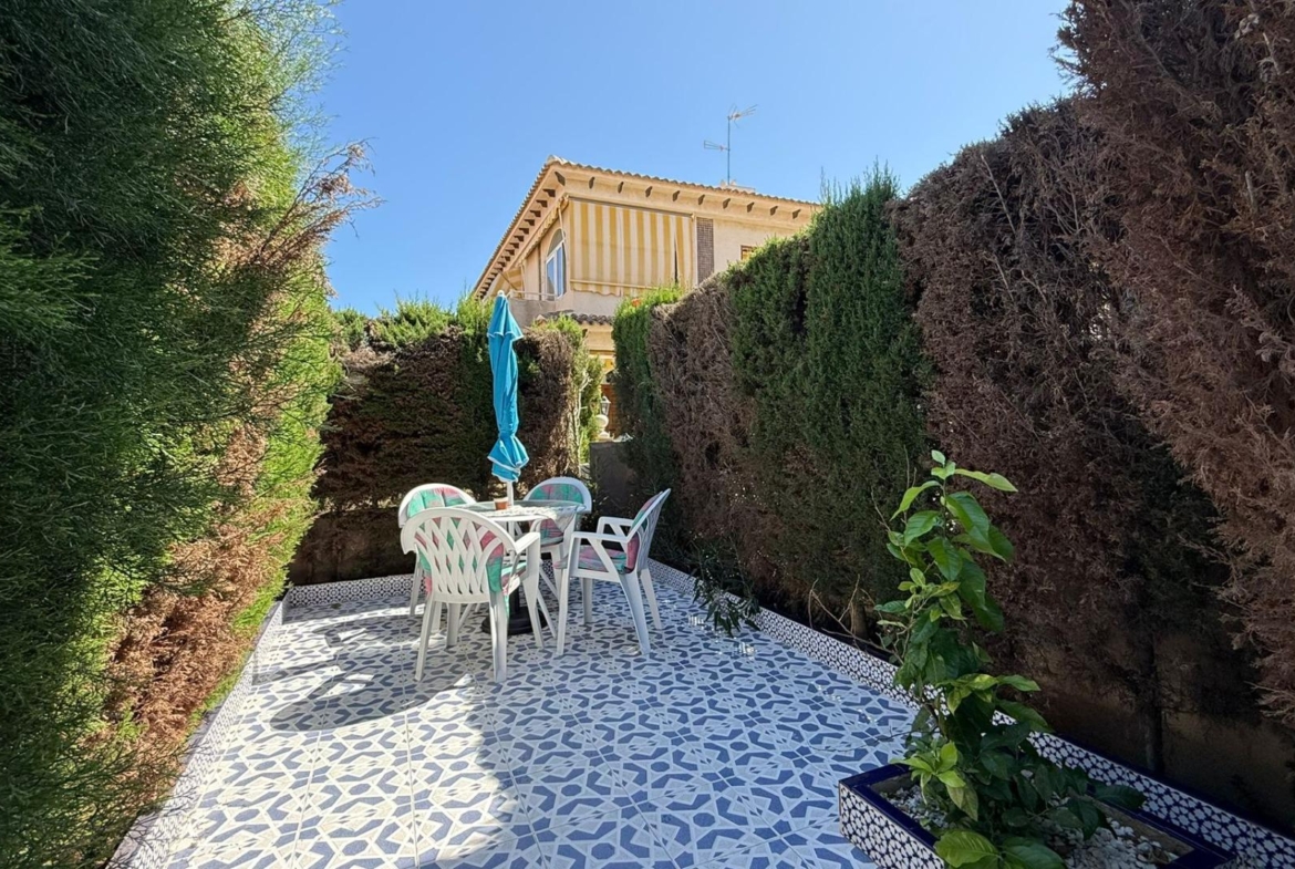 Exclusieve bungalow op de bovenste verdieping met toeristenvergunning, 2 slaapkamers, 1 badkamer, zwembad en kelder.