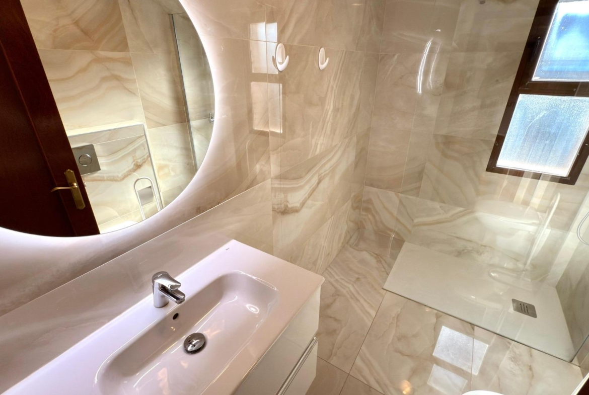 Luxe appartement in het Iconische Coblanca 40 gebouw met uitzicht op zee
