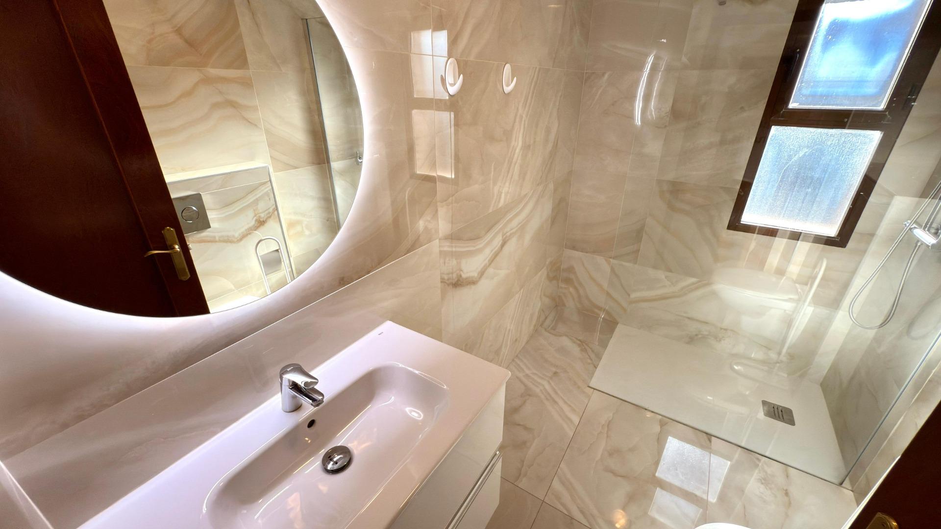 Luxe appartement in het Iconische Coblanca 40 gebouw met uitzicht op zee
