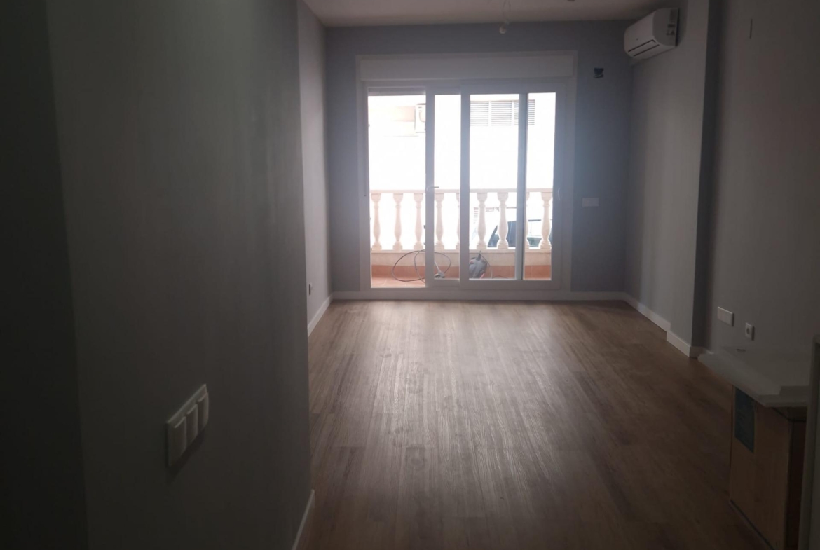 GRAN APARTAMENTO COMPLETAMENTE REFORMADO EN TORREVIEJA, 2 HAB, 2  BAÑOS