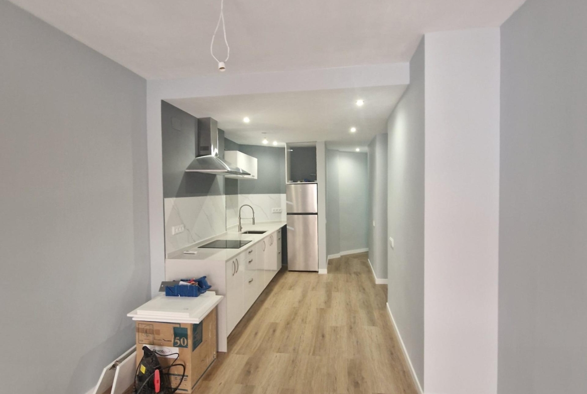 GRAN APARTAMENTO COMPLETAMENTE REFORMADO EN TORREVIEJA, 2 HAB, 2  BAÑOS