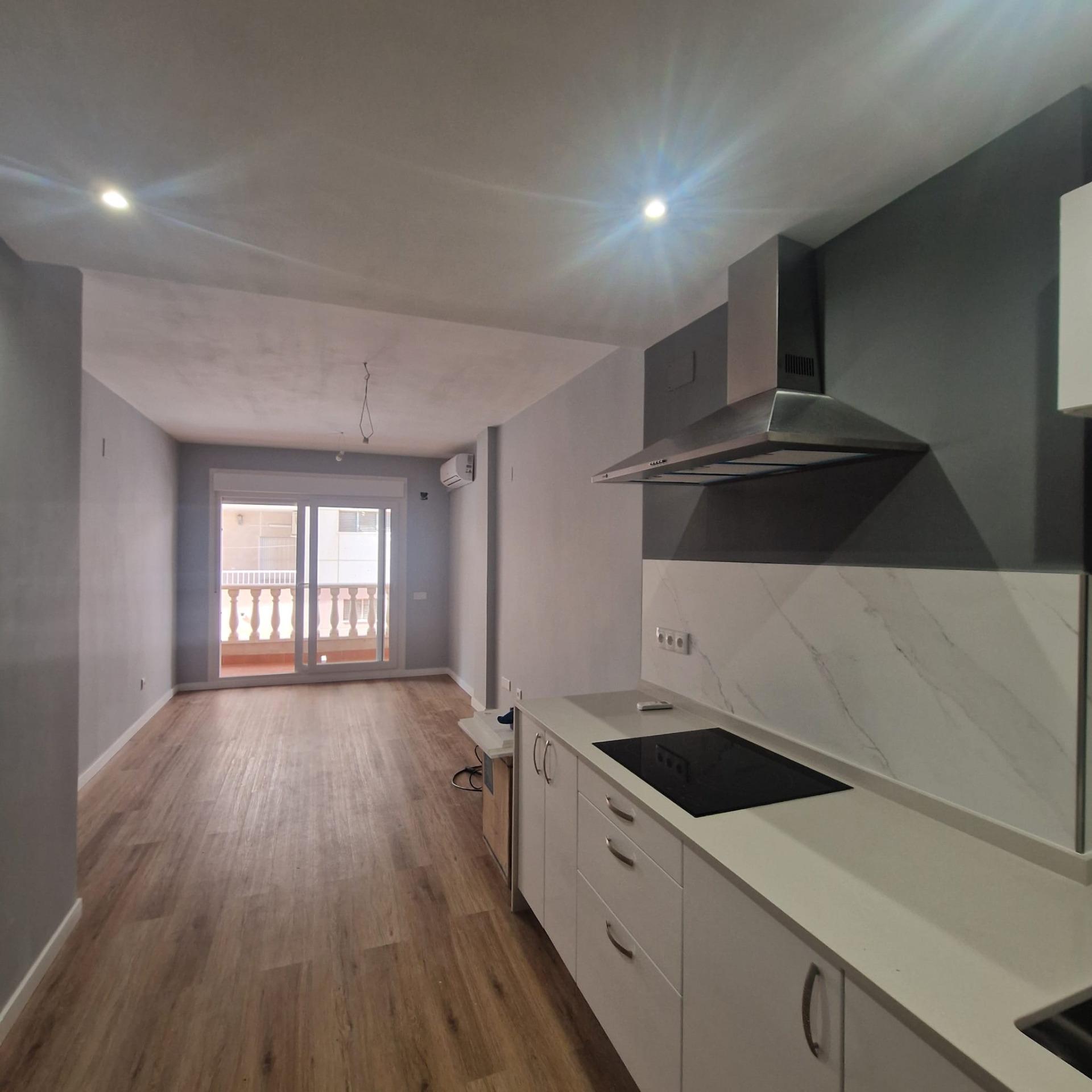 GRAN APARTAMENTO COMPLETAMENTE REFORMADO EN TORREVIEJA, 2 HAB, 2  BAÑOS