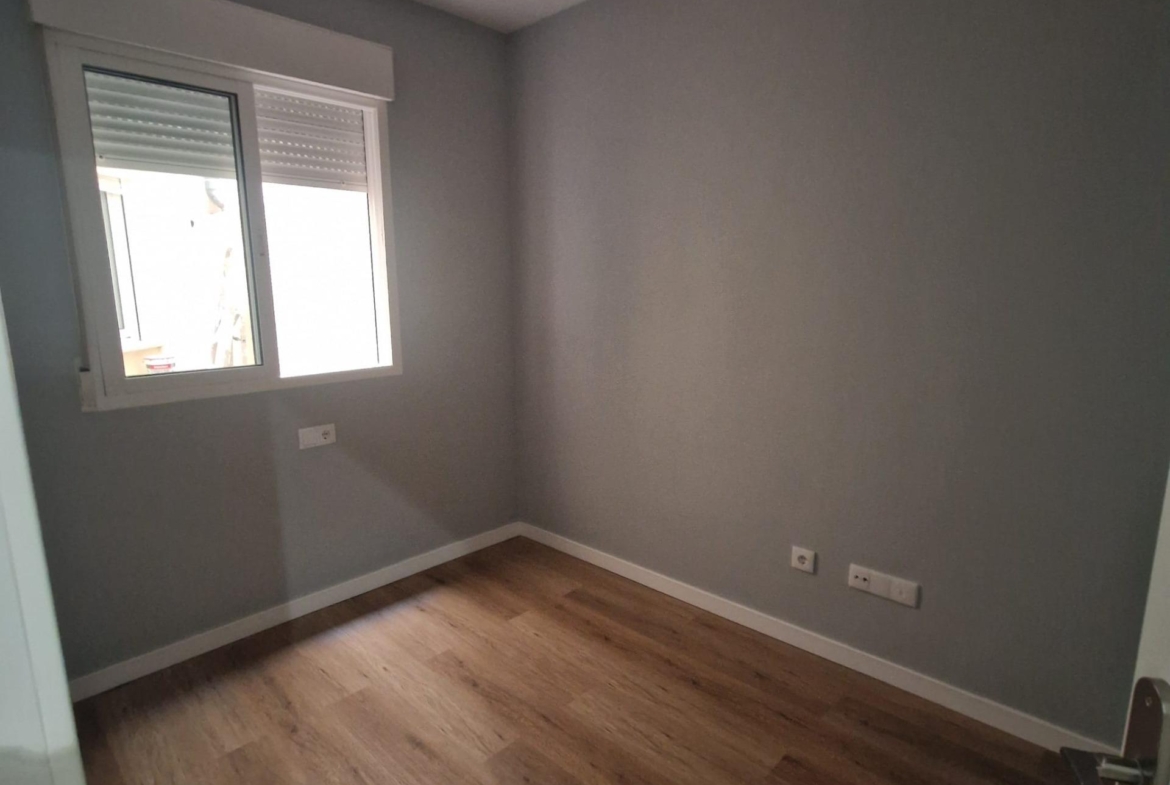 GRAN APARTAMENTO COMPLETAMENTE REFORMADO EN TORREVIEJA, 2 HAB, 2  BAÑOS