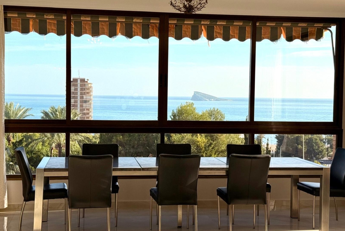 Luxe appartement in het Iconische Coblanca 40 gebouw met uitzicht op zee