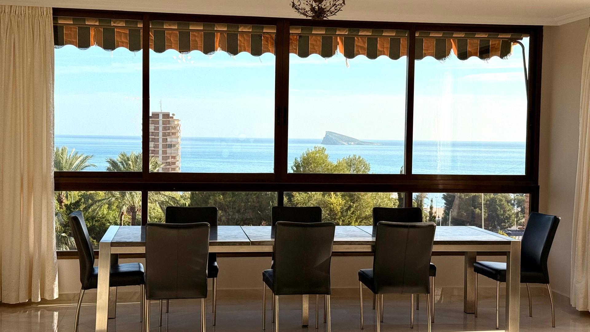 Luxe appartement in het Iconische Coblanca 40 gebouw met uitzicht op zee