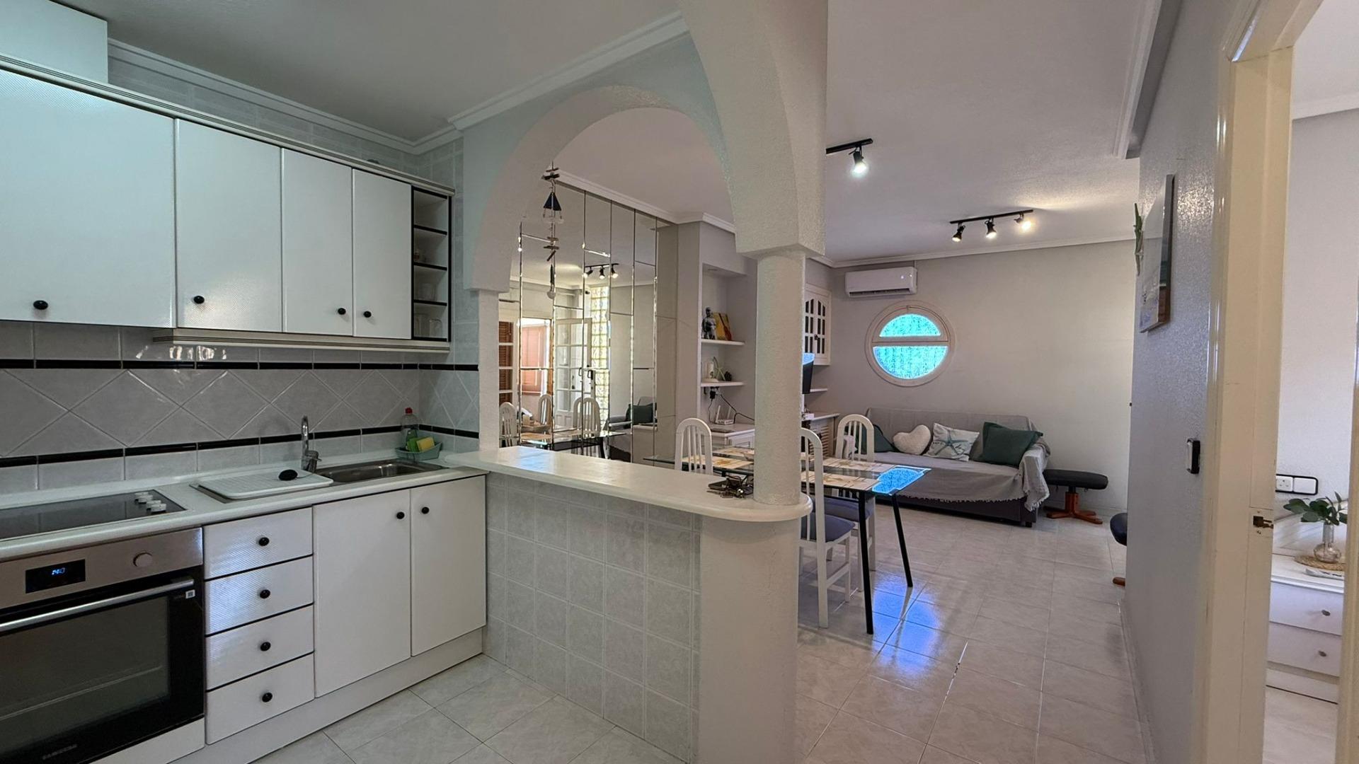 Exclusieve bungalow op de bovenste verdieping met toeristenvergunning, 2 slaapkamers, 1 badkamer, zwembad en kelder.