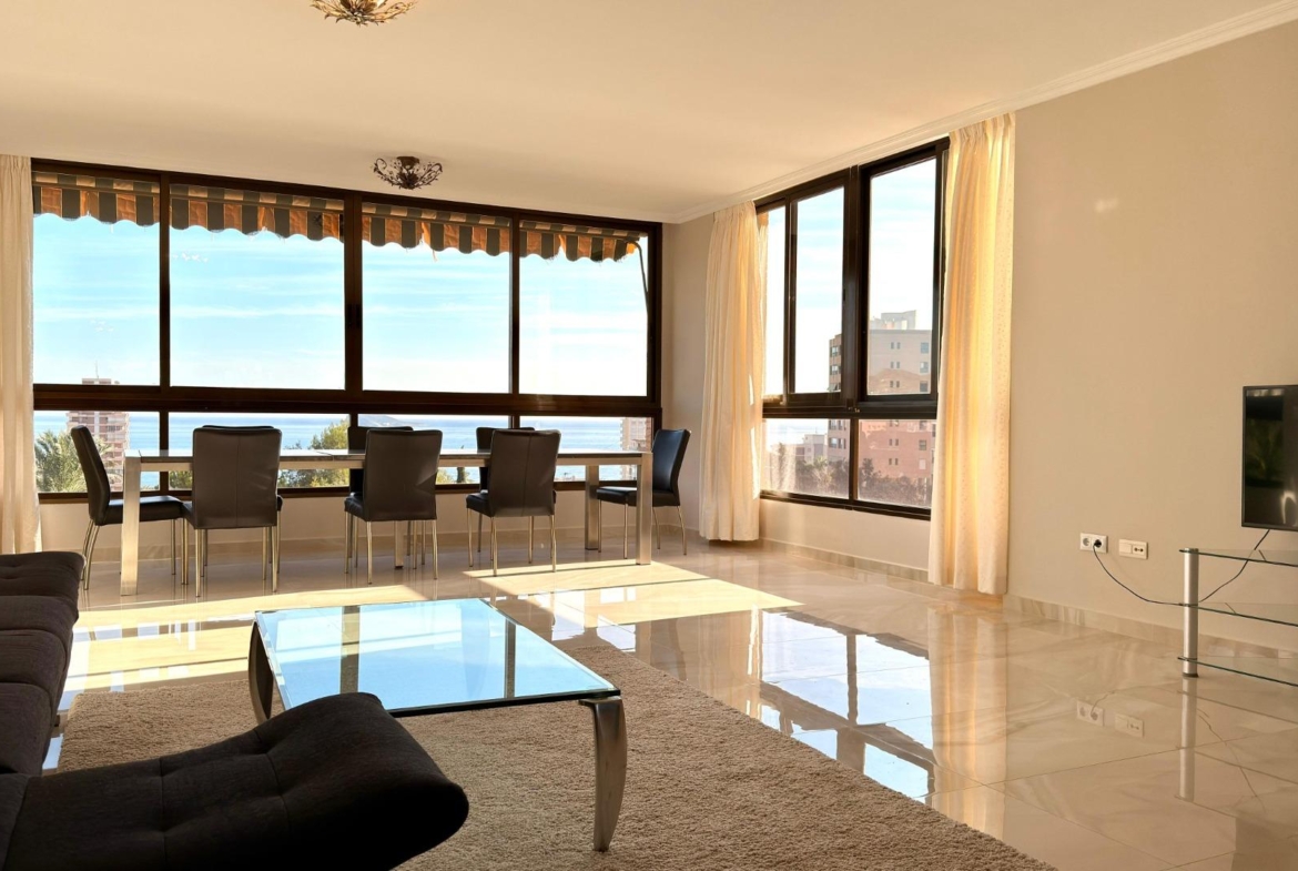 Luxe appartement in het Iconische Coblanca 40 gebouw met uitzicht op zee