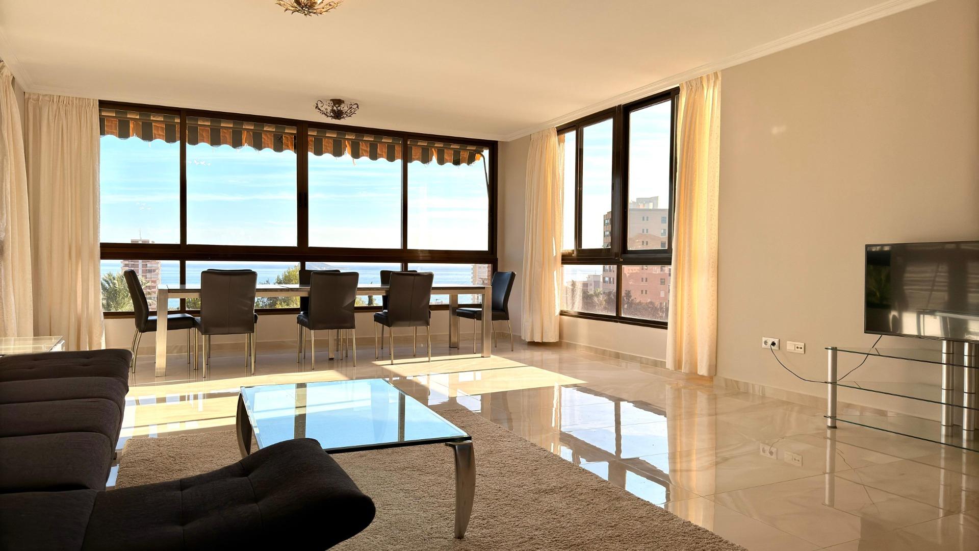 Luxe appartement in het Iconische Coblanca 40 gebouw met uitzicht op zee