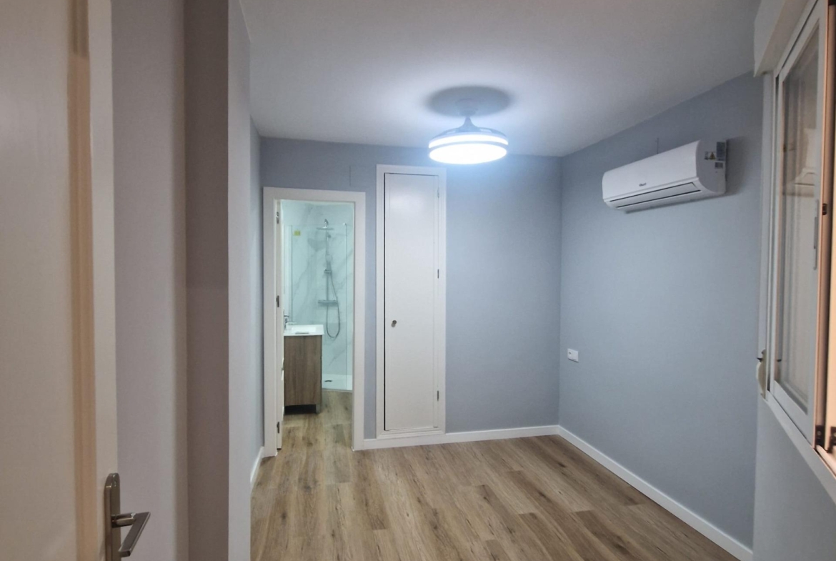 GRAN APARTAMENTO COMPLETAMENTE REFORMADO EN TORREVIEJA, 2 HAB, 2  BAÑOS