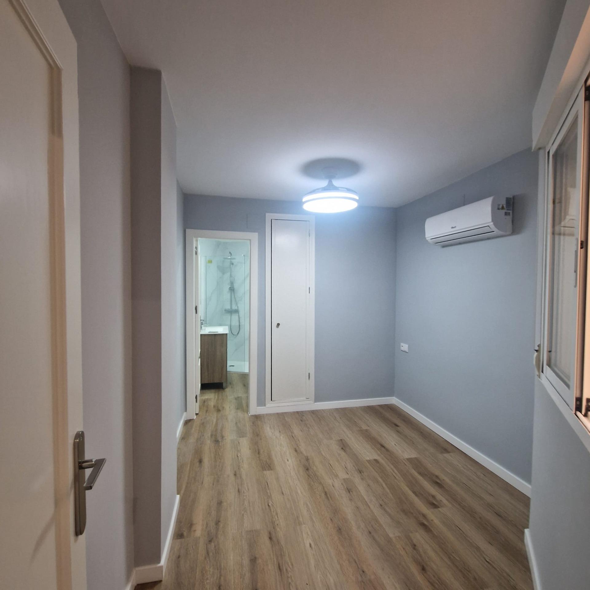 GRAN APARTAMENTO COMPLETAMENTE REFORMADO EN TORREVIEJA, 2 HAB, 2  BAÑOS