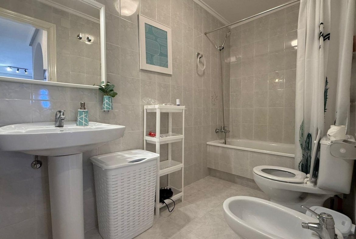 Exclusieve bungalow op de bovenste verdieping met toeristenvergunning, 2 slaapkamers, 1 badkamer, zwembad en kelder.