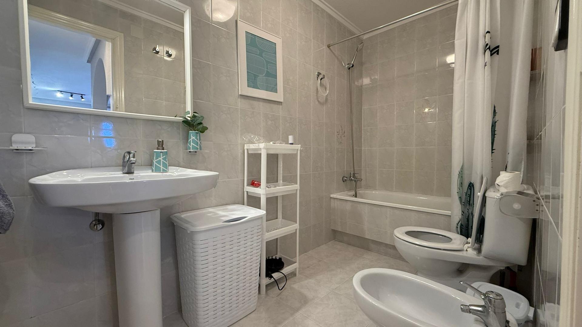 Exclusieve bungalow op de bovenste verdieping met toeristenvergunning, 2 slaapkamers, 1 badkamer, zwembad en kelder.