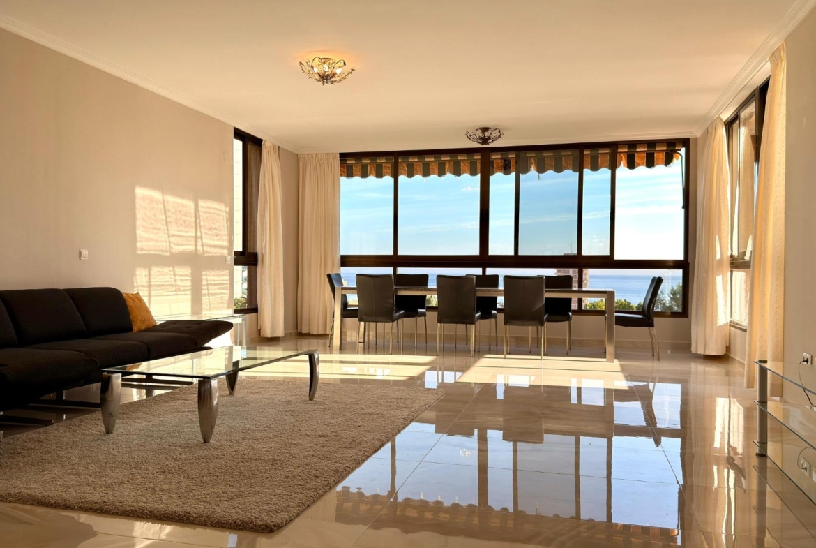 Luxe appartement in het Iconische Coblanca 40 gebouw met uitzicht op zee