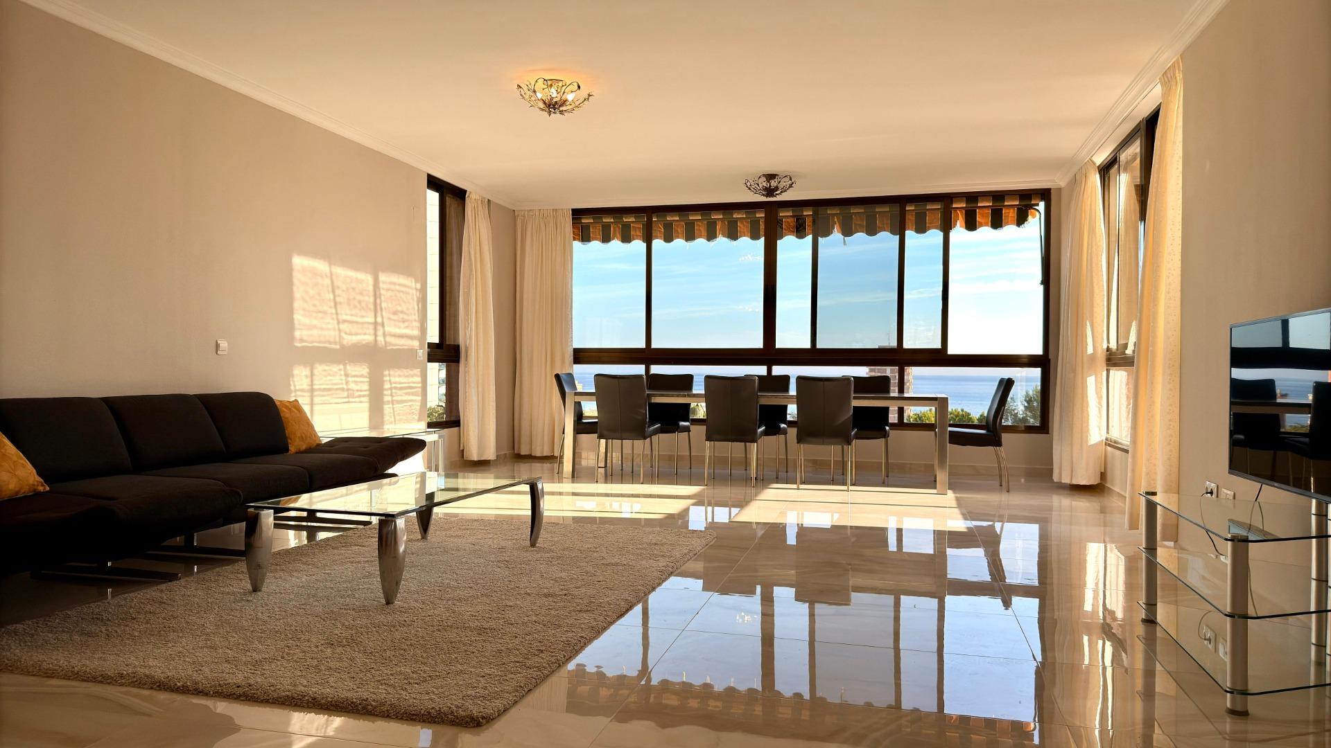 Luxe appartement in het Iconische Coblanca 40 gebouw met uitzicht op zee