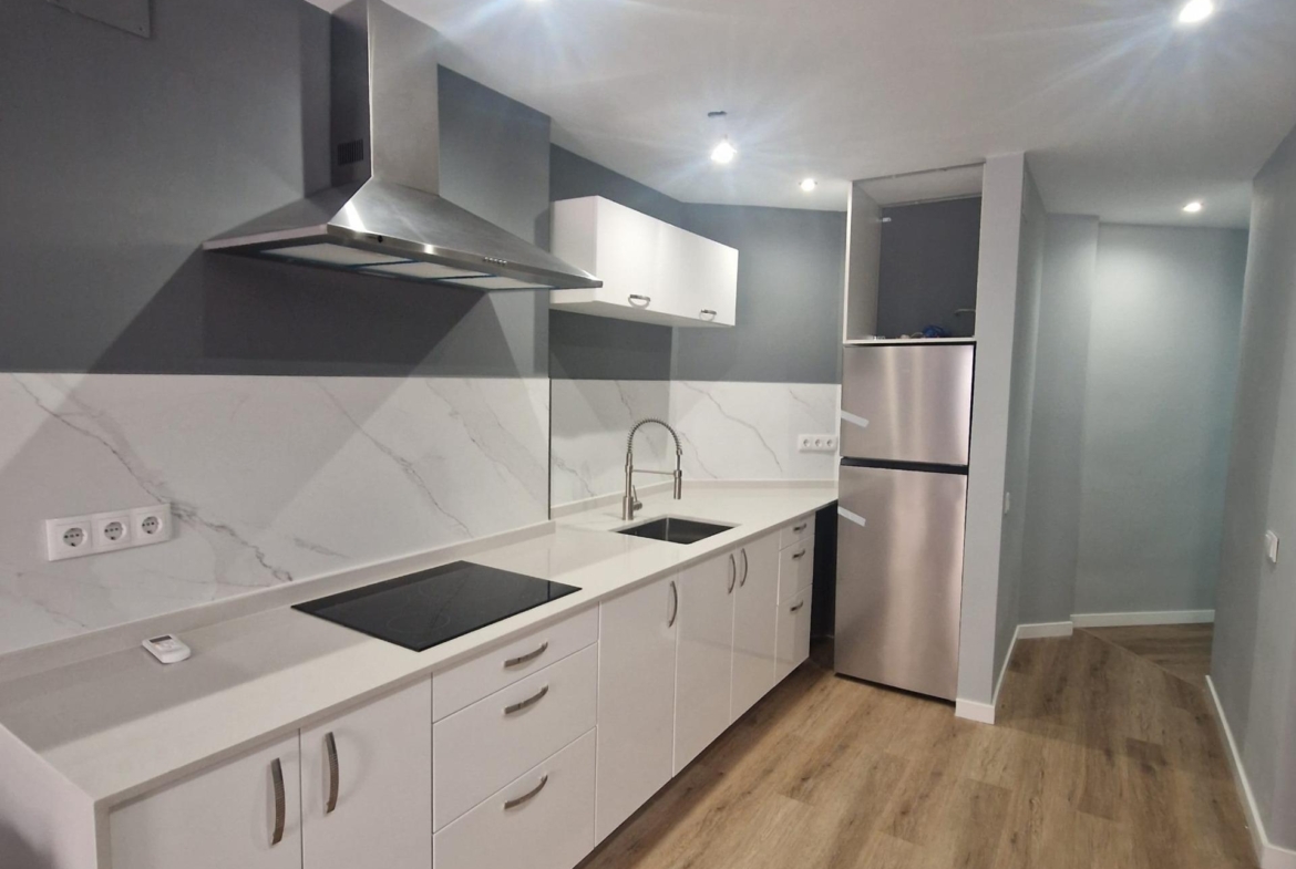 GRAN APARTAMENTO COMPLETAMENTE REFORMADO EN TORREVIEJA, 2 HAB, 2  BAÑOS