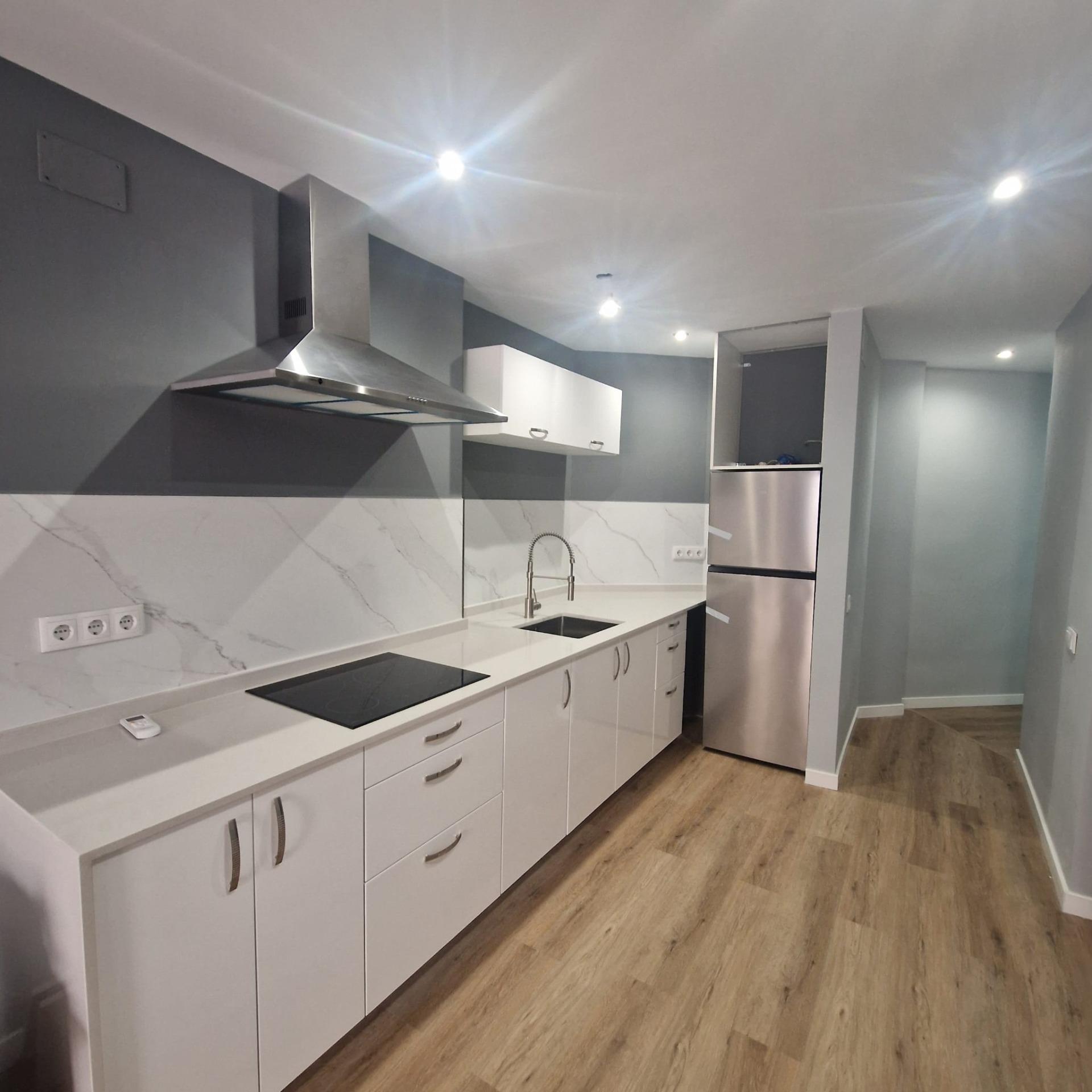 GRAN APARTAMENTO COMPLETAMENTE REFORMADO EN TORREVIEJA, 2 HAB, 2  BAÑOS
