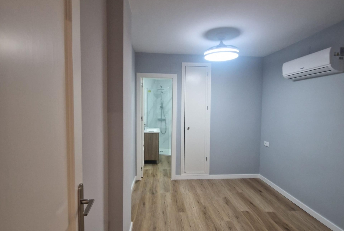 GRAN APARTAMENTO COMPLETAMENTE REFORMADO EN TORREVIEJA, 2 HAB, 2  BAÑOS