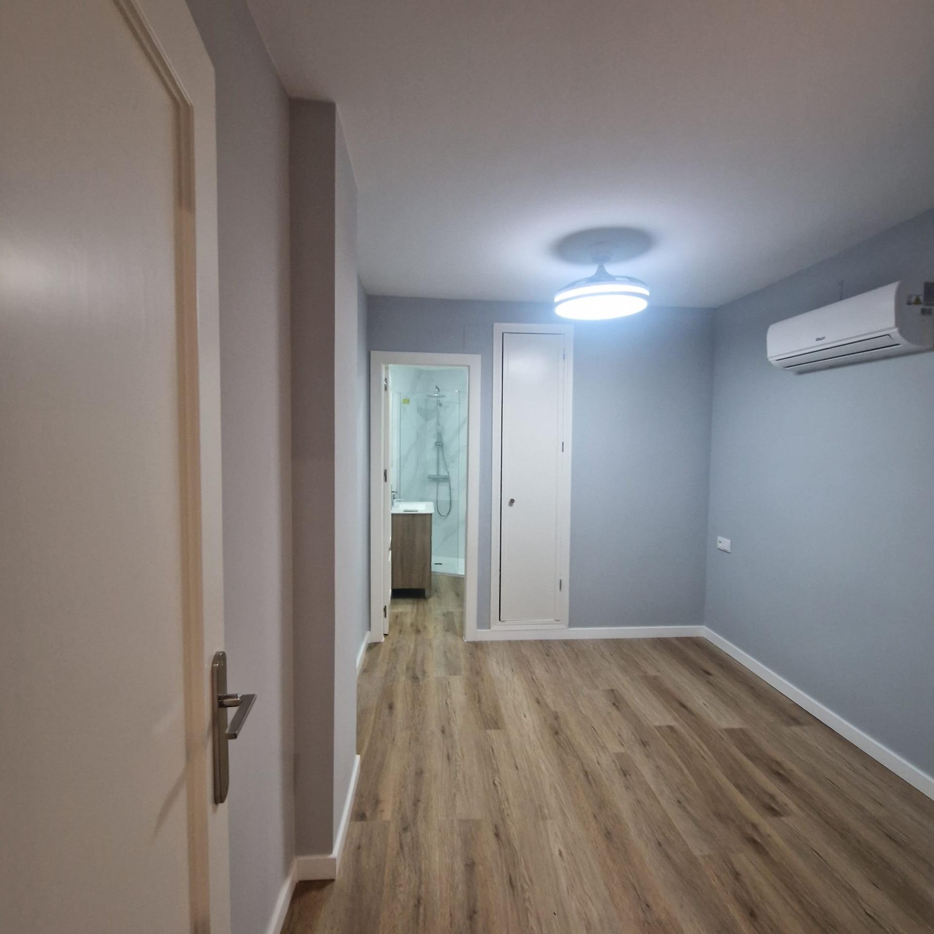 GRAN APARTAMENTO COMPLETAMENTE REFORMADO EN TORREVIEJA, 2 HAB, 2  BAÑOS