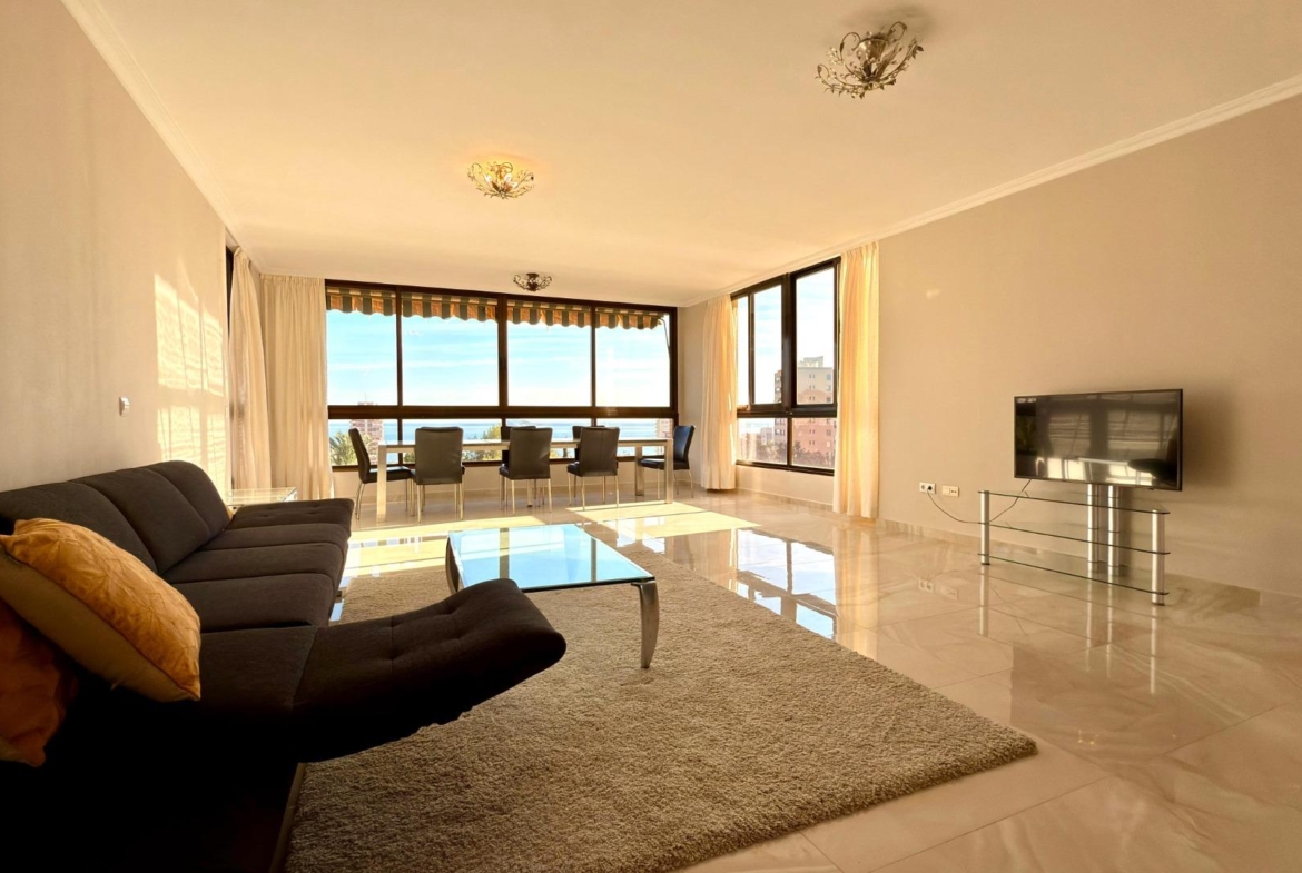 Luxe appartement in het Iconische Coblanca 40 gebouw met uitzicht op zee