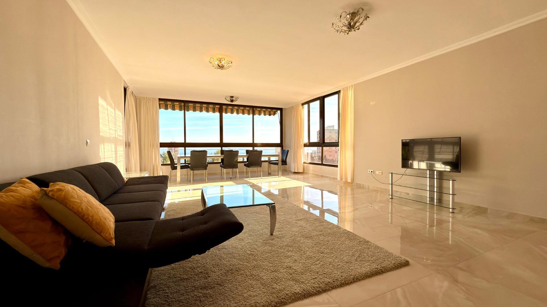 Luxe appartement in het Iconische Coblanca 40 gebouw met uitzicht op zee
