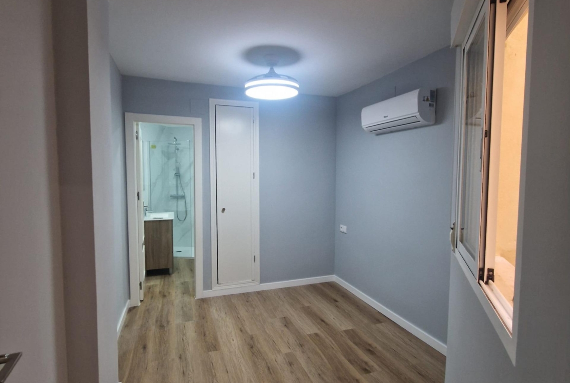 GRAN APARTAMENTO COMPLETAMENTE REFORMADO EN TORREVIEJA, 2 HAB, 2  BAÑOS