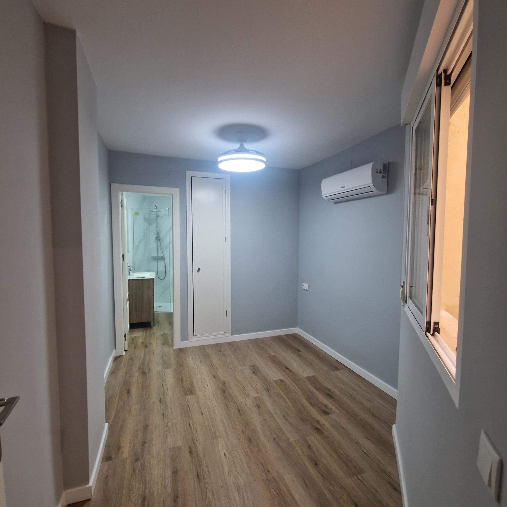 GRAN APARTAMENTO COMPLETAMENTE REFORMADO EN TORREVIEJA, 2 HAB, 2  BAÑOS