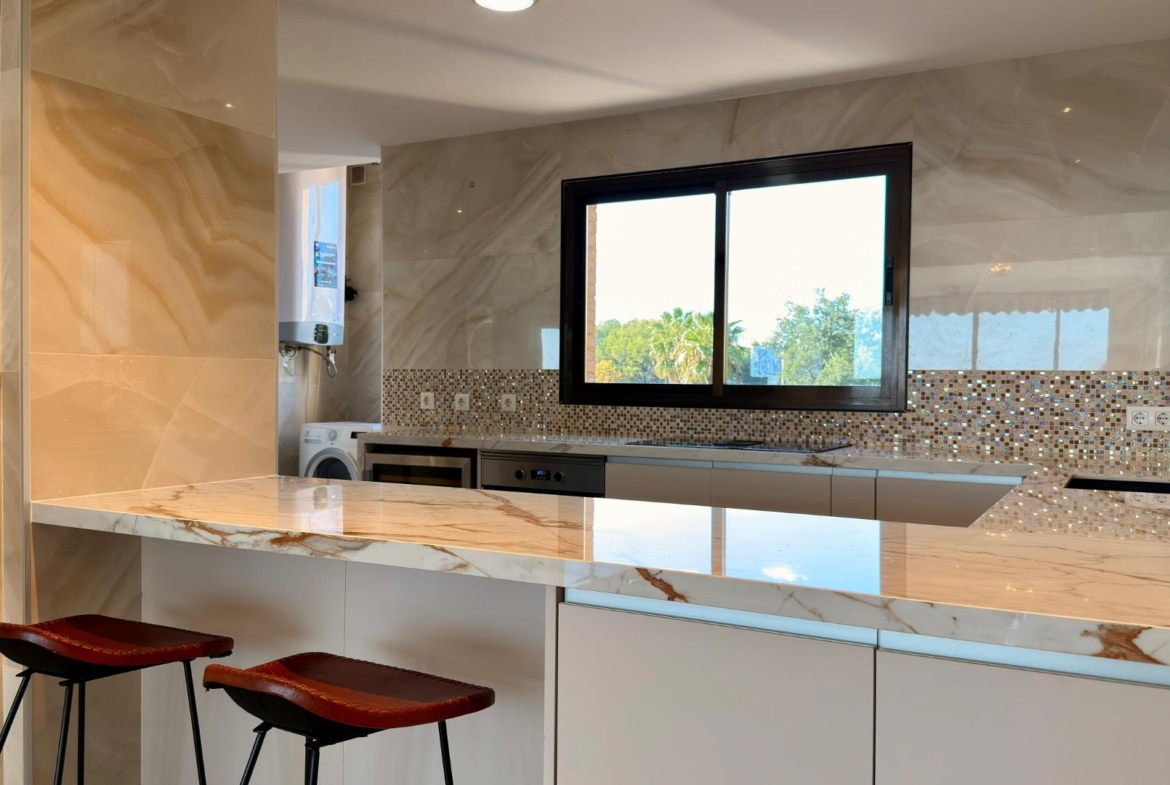 Luxe appartement in het Iconische Coblanca 40 gebouw met uitzicht op zee