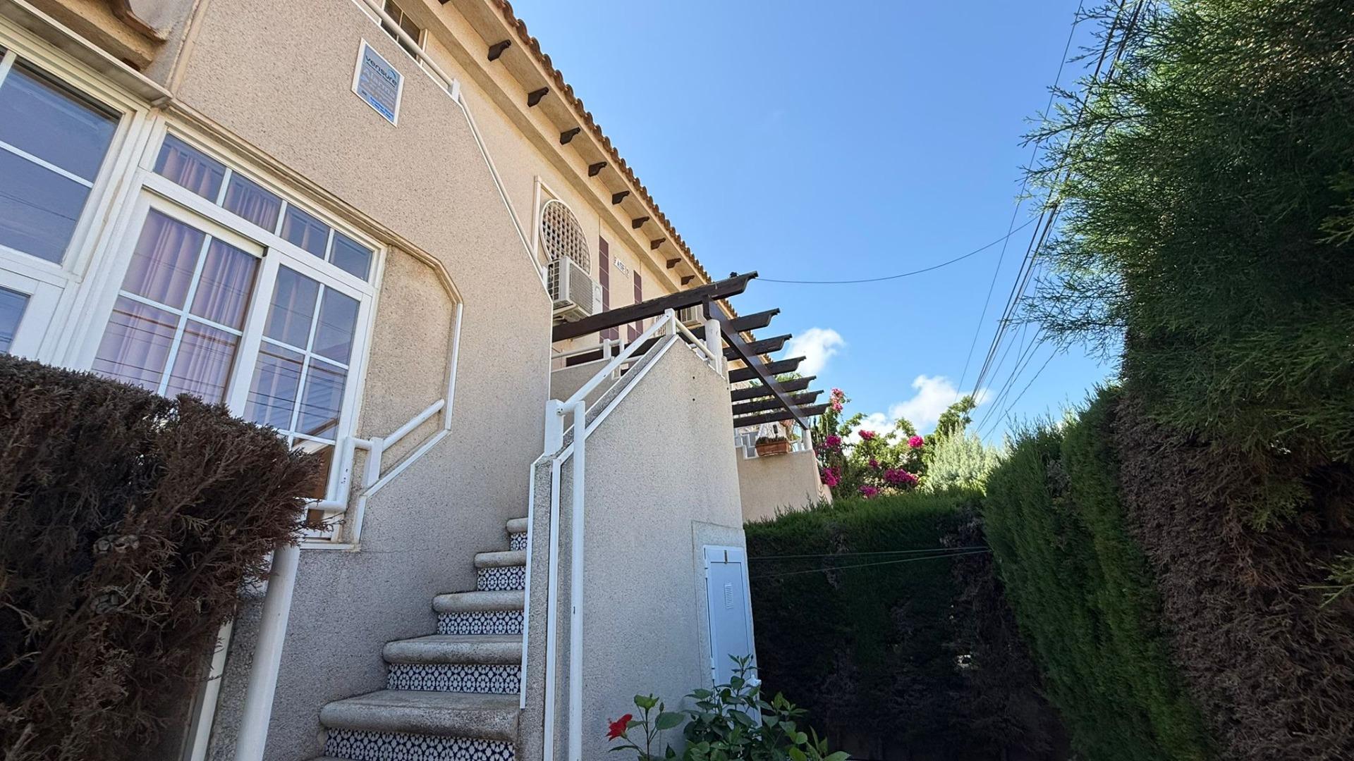 Exclusieve bungalow op de bovenste verdieping met toeristenvergunning, 2 slaapkamers, 1 badkamer, zwembad en kelder.