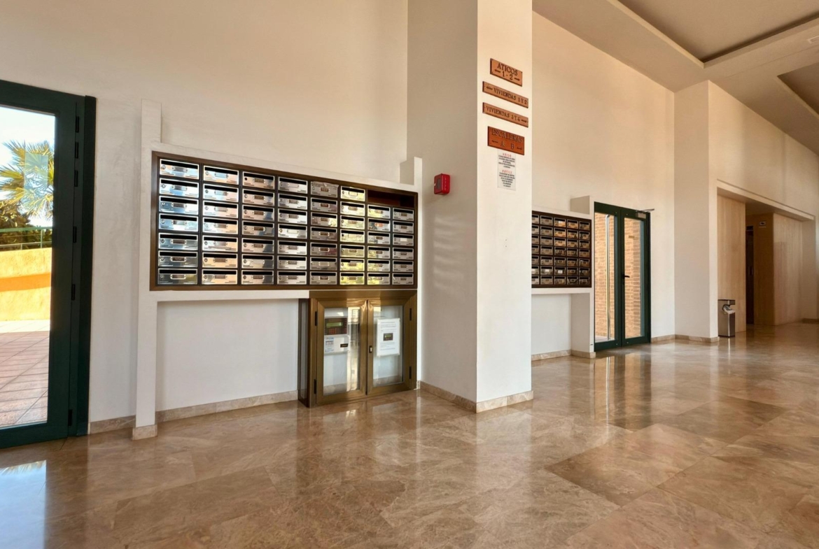 Luxe appartement in het Iconische Coblanca 40 gebouw met uitzicht op zee