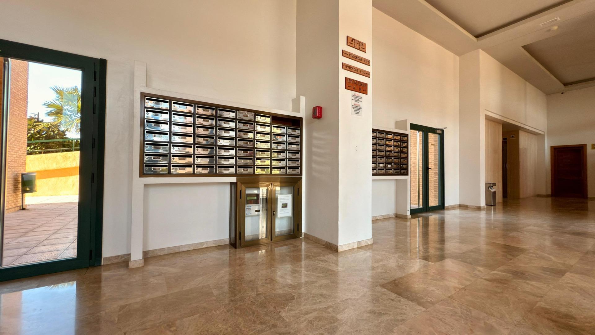 Luxe appartement in het Iconische Coblanca 40 gebouw met uitzicht op zee