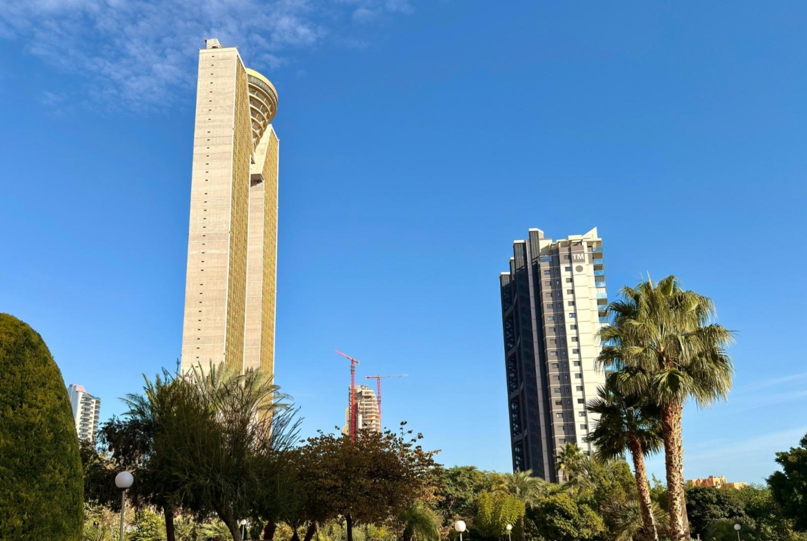 Luxe appartement in het Iconische Coblanca 40 gebouw met uitzicht op zee