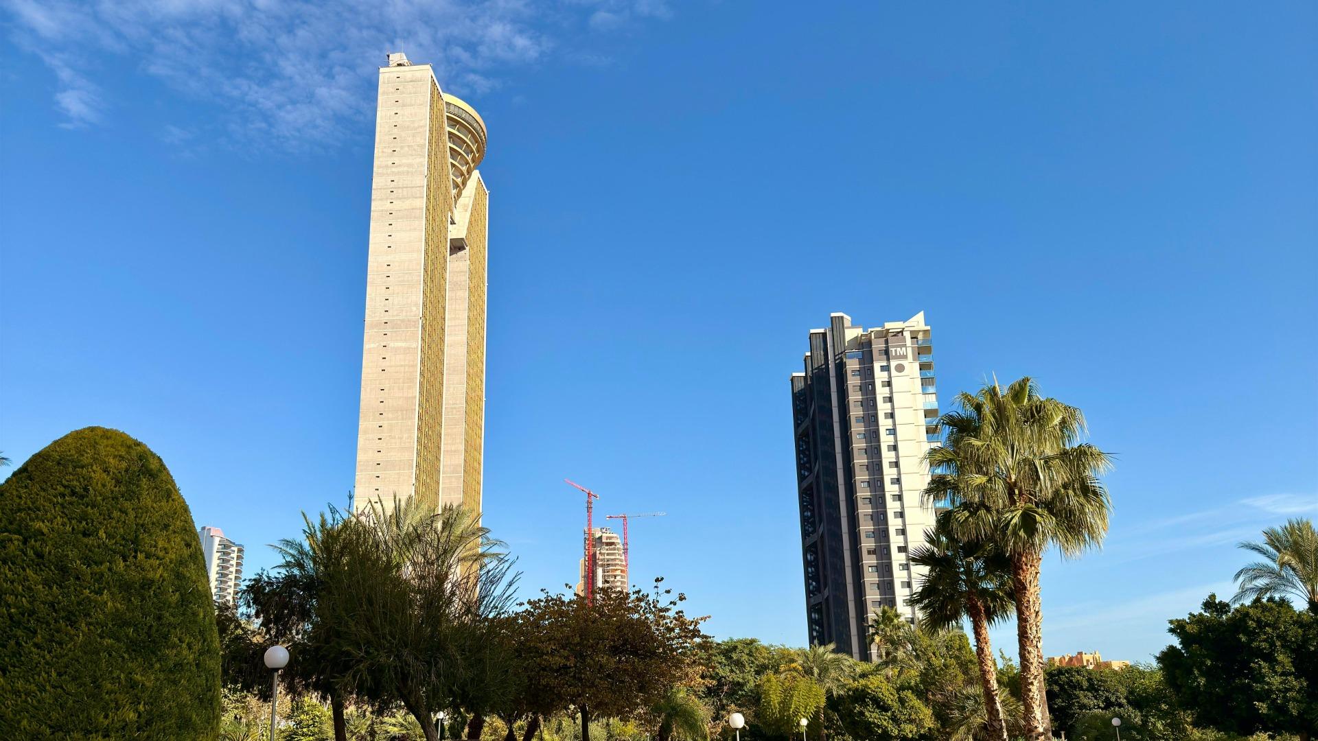 Luxe appartement in het Iconische Coblanca 40 gebouw met uitzicht op zee