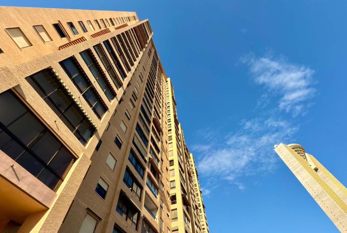 Luxe appartement in het Iconische Coblanca 40 gebouw met uitzicht op zee