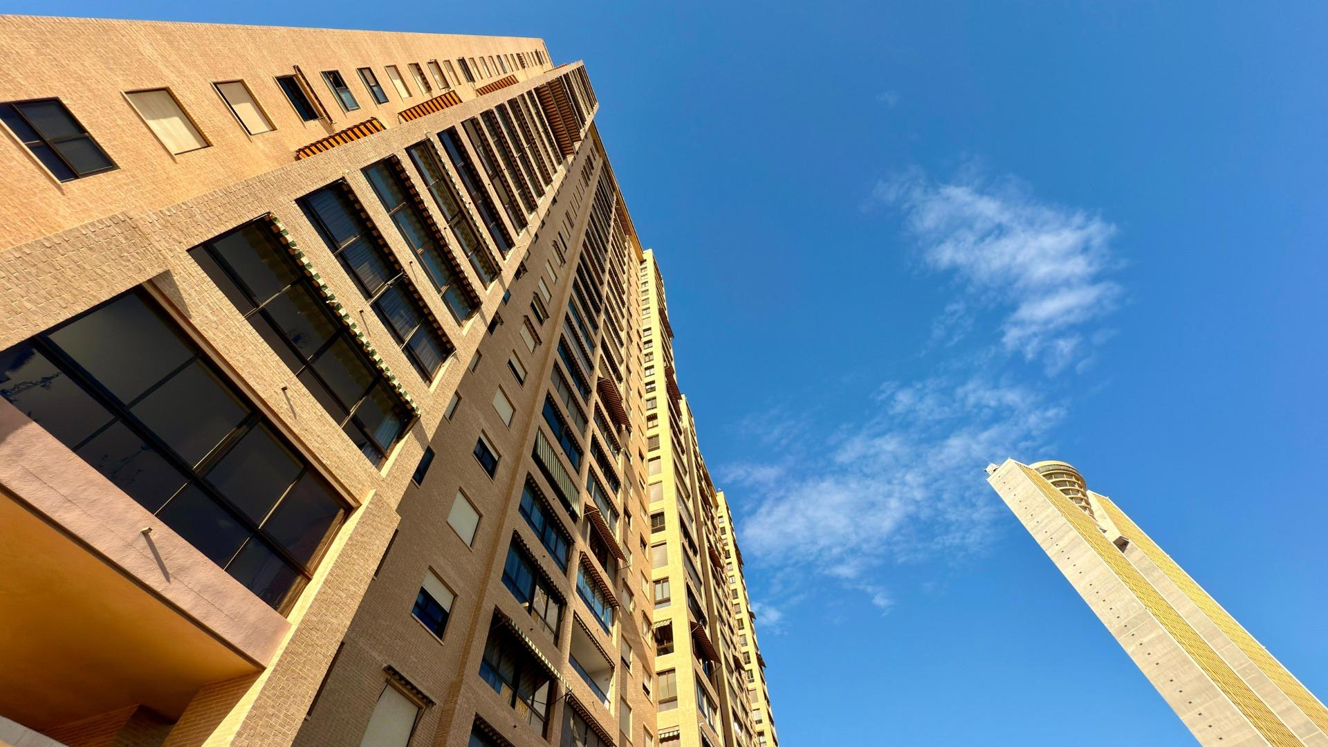 Luxe appartement in het Iconische Coblanca 40 gebouw met uitzicht op zee