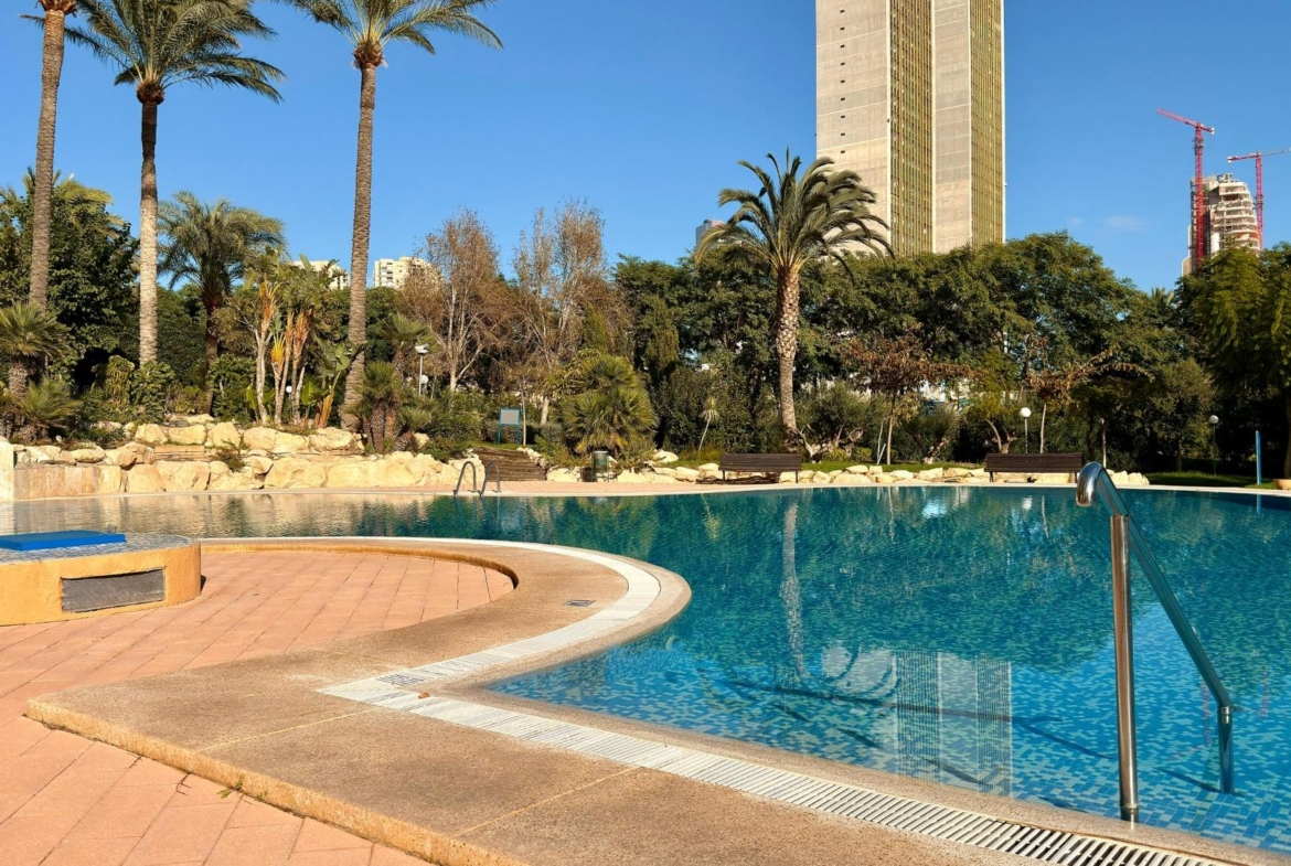 Luxe appartement in het Iconische Coblanca 40 gebouw met uitzicht op zee