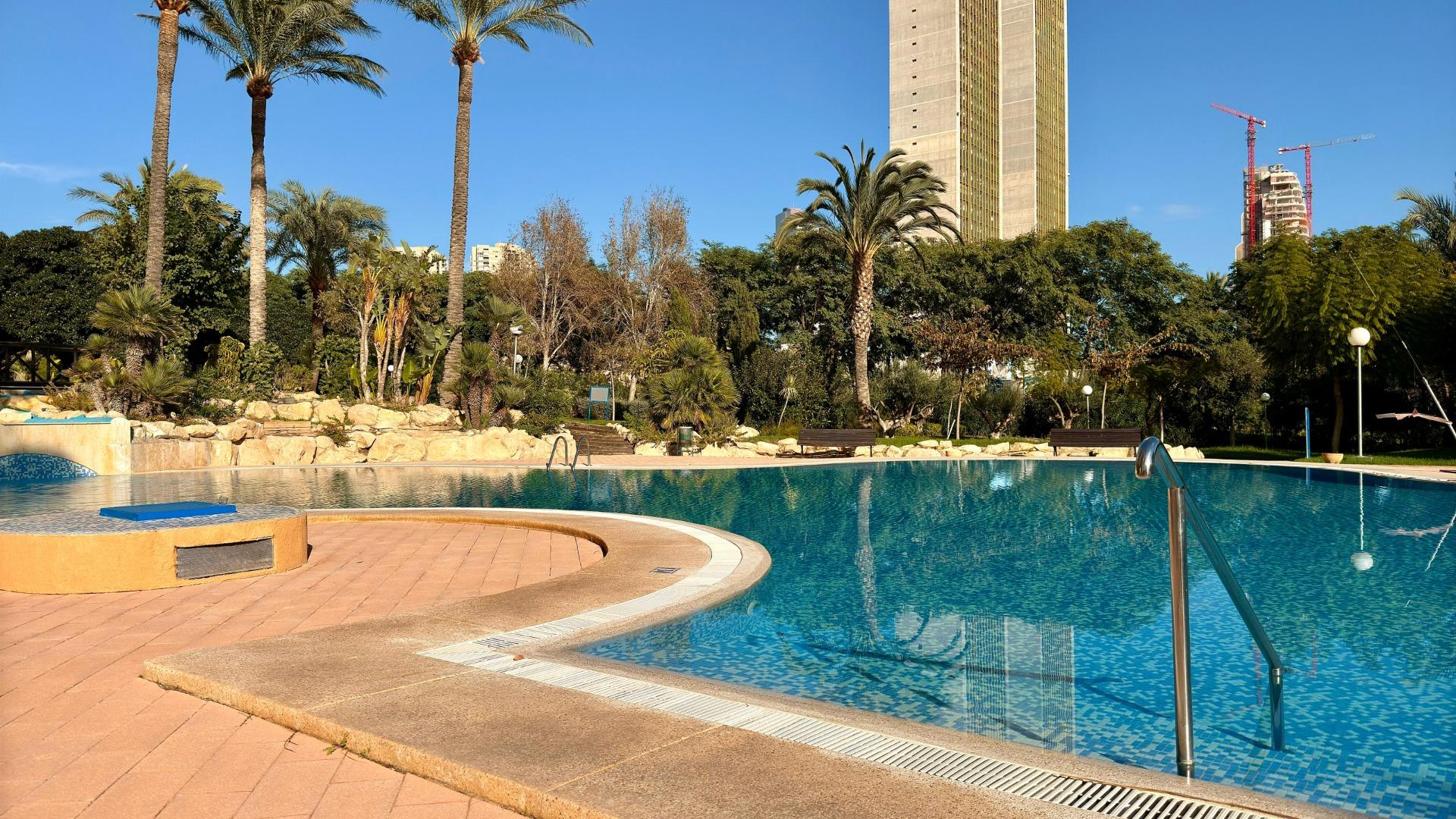 Luxe appartement in het Iconische Coblanca 40 gebouw met uitzicht op zee