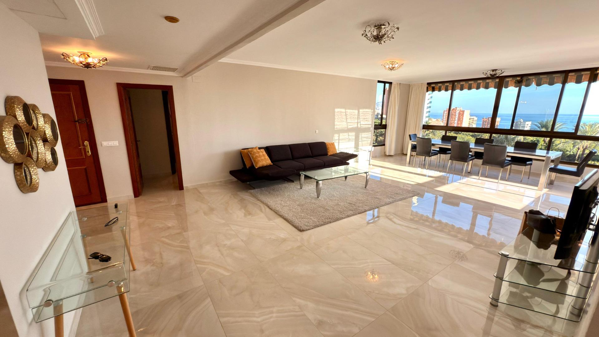 Luxe appartement in het Iconische Coblanca 40 gebouw met uitzicht op zee