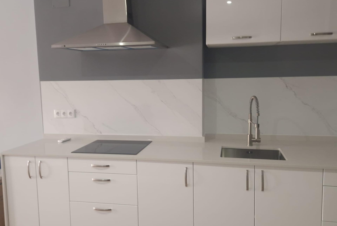 GRAN APARTAMENTO COMPLETAMENTE REFORMADO EN TORREVIEJA, 2 HAB, 2  BAÑOS