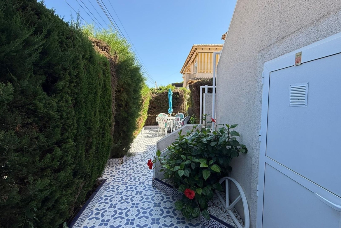 Exclusieve bungalow op de bovenste verdieping met toeristenvergunning, 2 slaapkamers, 1 badkamer, zwembad en kelder.