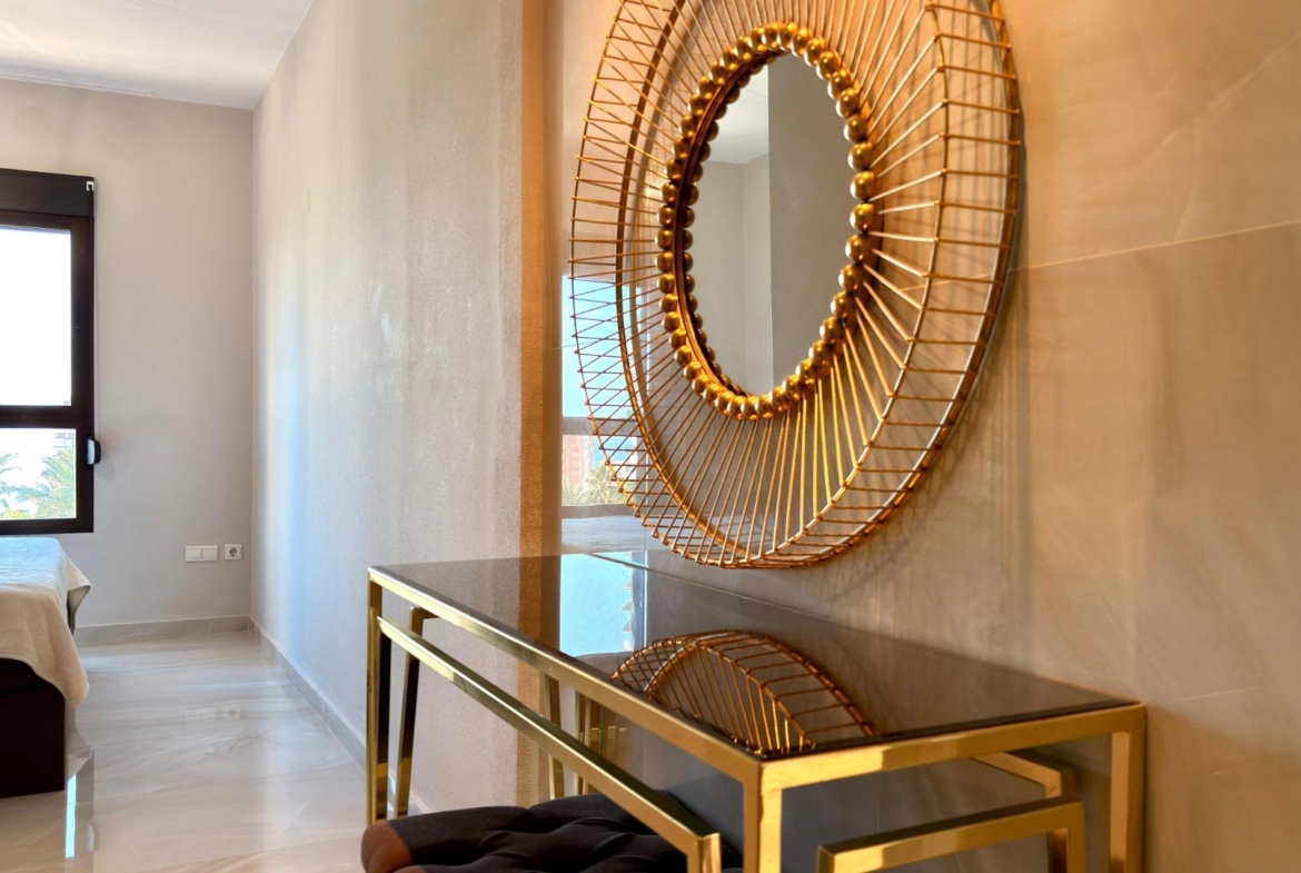 Luxe appartement in het Iconische Coblanca 40 gebouw met uitzicht op zee