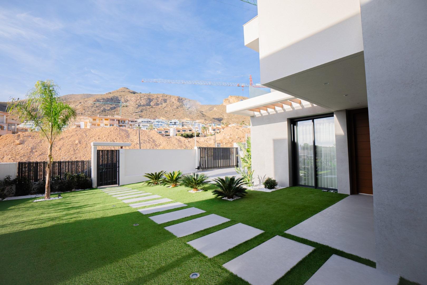 10-50 Exclusive newly built villas in Sierra Cortina