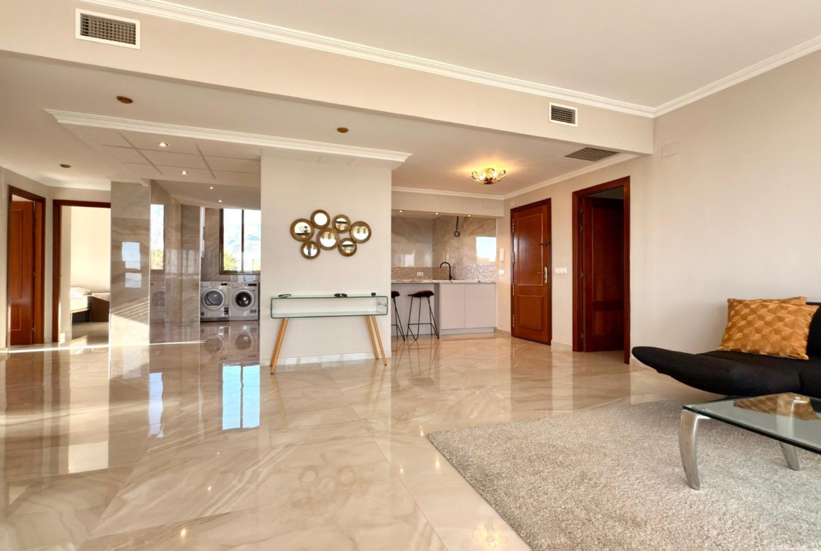 Luxe appartement in het Iconische Coblanca 40 gebouw met uitzicht op zee