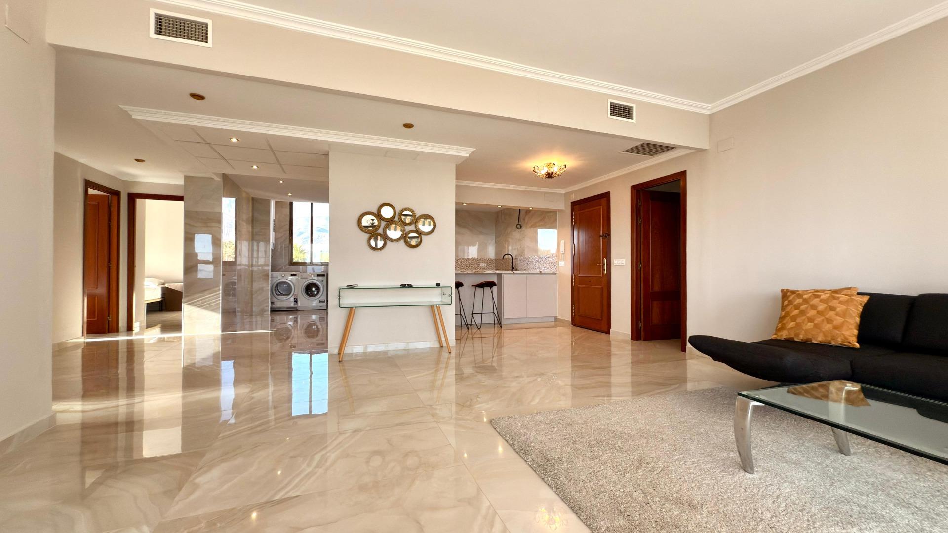 Luxe appartement in het Iconische Coblanca 40 gebouw met uitzicht op zee