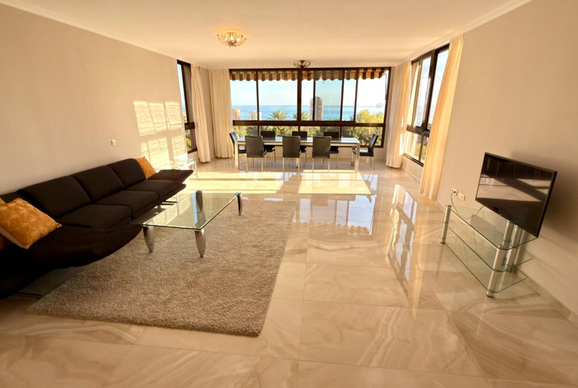 Luxe appartement in het Iconische Coblanca 40 gebouw met uitzicht op zee