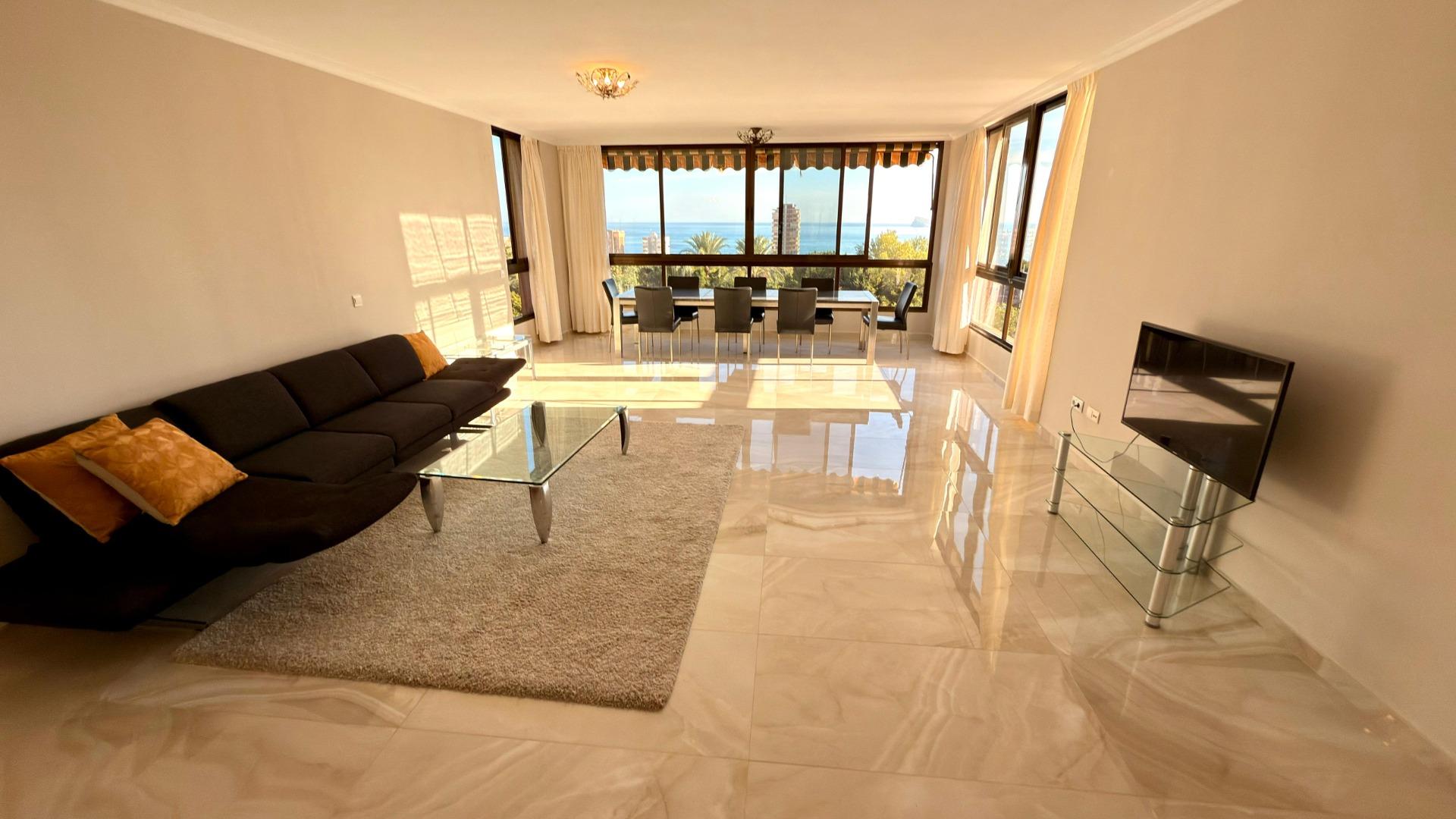 Luxe appartement in het Iconische Coblanca 40 gebouw met uitzicht op zee