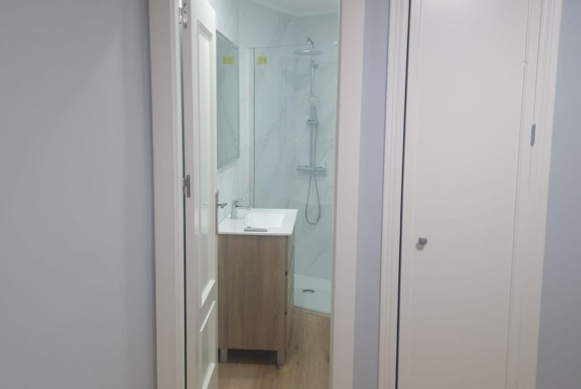 GRAN APARTAMENTO COMPLETAMENTE REFORMADO EN TORREVIEJA, 2 HAB, 2  BAÑOS