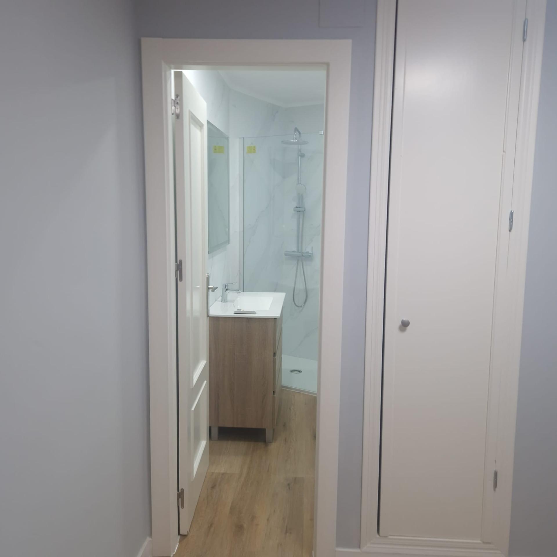 GRAN APARTAMENTO COMPLETAMENTE REFORMADO EN TORREVIEJA, 2 HAB, 2  BAÑOS
