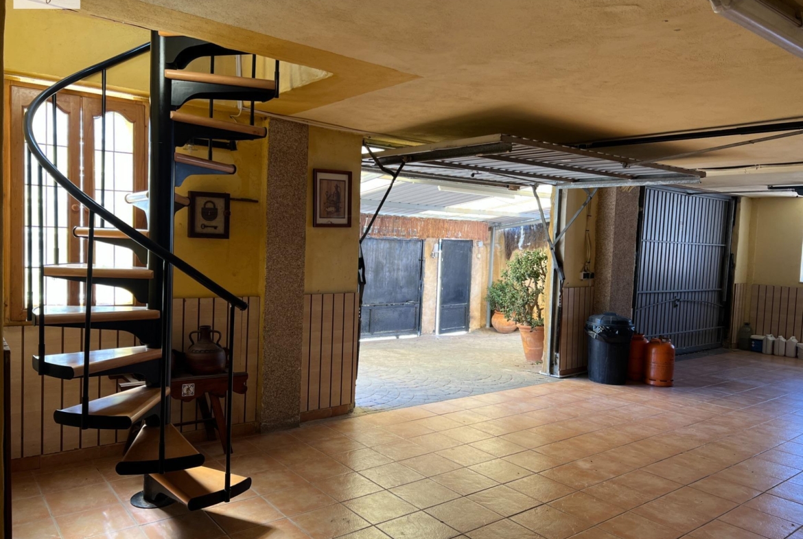 PERFECTO CHALET EN EL BOSQUE DE CHIVA