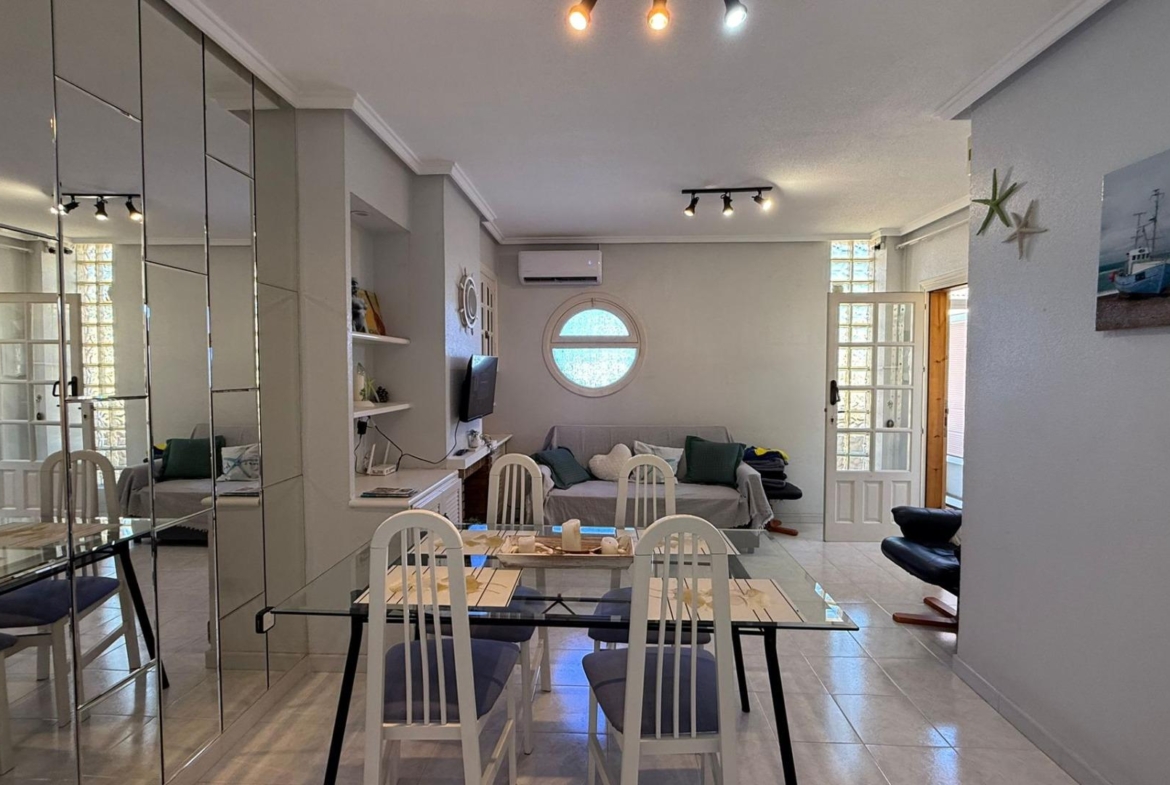 Exclusieve bungalow op de bovenste verdieping met toeristenvergunning, 2 slaapkamers, 1 badkamer, zwembad en kelder.