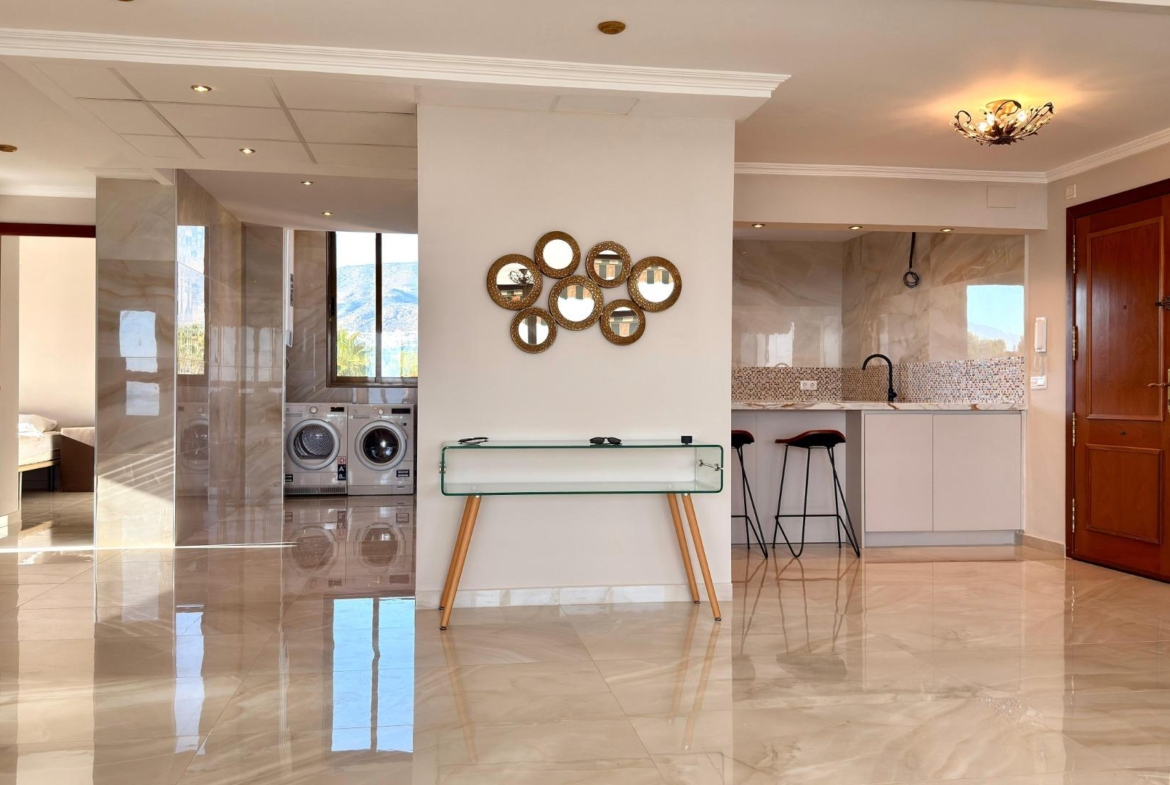 Luxe appartement in het Iconische Coblanca 40 gebouw met uitzicht op zee